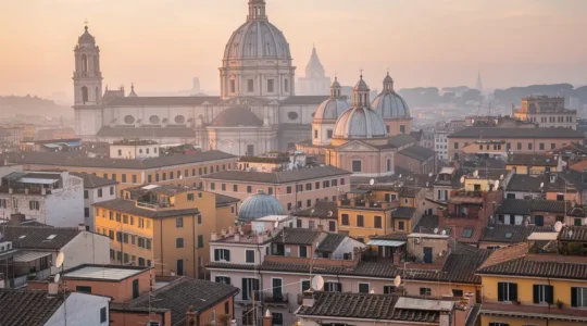 Vista panoramica di Roma con tetti residenziali in terracotta e architettura storica